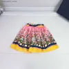 مجموعات الملابس 23SS Designer T-Shirt Skirt مجموعة أطفال نقي القطن القطن القصير الأكمام الكلاسيكية لتنورات الطباعة أرنب تناسب الفتيات جودة الطفل ملابس الأطفال A1 Q240425