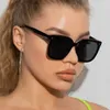 Solglasögon Fashion Polaroid Solglasögon Kvinnor Tren Style Polariserade solglasögon Square Glass UV400 Protective Street Wear Glasses J240423