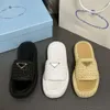 منصة أزياء صندل نسائية عالية النسخة راتان منسوجة المثلث المعدني المثلثات Slippers في الهواء الطلق شاطئ الصيف الأحذية