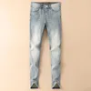 Mens jeans ontwerper 2024 lente/zomerheren midden taille enigszins elastische dunne kleine rechte been broek hoogwaardige lichtblauwe jeans voor mannen t4l6