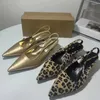 Sapatos casuais sandálias femininas 2024 calçados de verão pontudos de taco de salto médio designer de moda leopard impressão de tamanho grande para festas