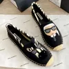 كارل لاجيرفيلد امرأة مصممة حذاء الصياد espadrilles فستان أحذية فاخرة مطرزة النعال النسيج شريحة أسود أبيض أبيض.