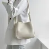 トートスの袋袋バッグ女性のハンドバッグポータブル韓国の新しいファッションニッチニッチ女性シングルショルダーバッグPUスモールインナーバッグバケツトレンド221109