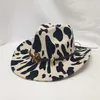 Breda randen hattar hink hattar nya cowboy hattar västerländsk stil mode imitation ull filt hatt för män och kvinnor ko mönster western cap fedora hatt y240425