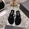 Slide Miui Chenel Sandaler Chlooe Liten Wind Clamping Toe Slippers för kvinnor som bär utomstående Summer Water Diamond Velvet vShapeds Lippersf ithf latb ottoms lippe