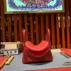 Kvinnor handväska L Linndies Home Wax Thread Full Manual Sewing Bag 26cm läder Big Red Gold Buckle Portable 28