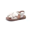 Sandaler flickor sandaler barn mode platt pu bow pärlor 2023 mångsidiga casual skor andningsbara mjuka söta prinsessa barn skor koreanska 240423