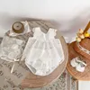 Kledingsets Nieuwe zomerse babykleding Set Peuter mouwloze kanttop + bloeierpak Girls Out meter 2pcs H240425