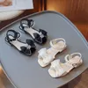 Sandals Children Fashion Girls Sandals 2023 New Bow with Bears Pearls Kids Shoes Breatheable Soft Low Heels Princess Mary Jane for Party 240423