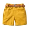 Shorts quotidiens nés pour 1 à 6 ans Boys de mode Brés blancs jaunes avec ceinture 2 pcs pour fête d'anniversaire pour tenue décontractée 240425