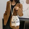 Lyxdesigner Miozj Bucket Bag tryckt brev Populära One Shoulder Womens Bag 2024 Ny Autumn Winter Versatile Lamb Wool Spliced ​​Crossbody Bucket