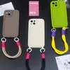 Mobiltelefonkisten Ins Koreanische Süßigkeiten Farbe Anti -Verlust Soft Silikon Handband -Handy -Hülle für iPhone 15 14 13 11 Pro Max Plus+Objektivschutz Abdeckung J240426