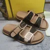 Män kvinnor sandaler designer strand duk glider skor gummisulor dubbel rem platt spänne tofflor mule skor läder sommar flip flops