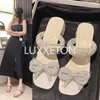 Chaussures décontractées Luxury Crystal Bow Slippers 2024 Été Designer Transparent Mid Talons Sandales Chunky Pumps Slides tongs
