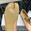 أعلى جودة Tabi Silk Mary Jane Shoes Ballet Slip on Respors Flat Dress Shoes مع حزام مصمم مصمم فاخر لأحذية Office Office ملونة