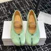 أعلى جودة Tabi Silk Mary Jane Shoes Ballet Slip on Respors Flat Dress Shoes مع حزام مصمم مصمم فاخر لأحذية Office Office ملونة