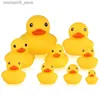 Sand Play Water Fun Cute Yellow Duck med Squeeze Sound Bath Toy Soft Rubber Float Duck Spela Bath Games Fun Gift for Children and Babies Q240426