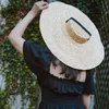 Summer Big Natural Straw Hats dla kobiet Handmand szerokie brzegi plażowe czapki eleganckie płaskie, długą wstążkę koronkową kapelusz słoneczny 240423