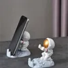 Decoração da mesa do escritório, estilo nórdico astronautas de telefone celular titular ornamentos resin spaceman bracket Toys Presente 240418