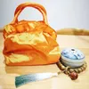 Oosterse esthetiek Oranje make -uptas Chinese traditionele handgemaakte bloemlint borduurzak met handgreep Hanfu Accessoires 240425