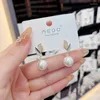 Pendientes de sementales 2024 Estilo Fresco Micro incrustaciones Hojas de perla Temperamento Corea Moda Aguja de plata para un regalo de niñas.