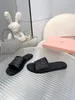 Beroemde sandalen slippers gilda glazen flats glidres pool plezier schuifjes Italië mooie vrouwen