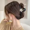 クランプ女性のためのファッションフラワークランプクリップヘッドウェアヘアピンの気質のための大規模なプレミアムセンスクリップバックスプーンパン髪のサメクリップY240425