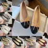 Sandales Designer Slippers Talons Chaussures de luxe Ballet Flat Challe Chaussures de marque en cuir matelassé Bowknot Round Femmes Chaussure Robe en cuir Chaussures Ballet Paris Paris