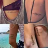 Tatueringsöverföring 30 -arkvattentät tillfällig tatuering klistermärke svart djävulen sover inte engelska bokstäver tatoo fal tato hals handled för kvinnliga män 240427