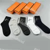 2024 neue Baumwollsocken Herren Designer Sport Socken Luxusbrief gedruckt SCOK Fünf Paar Skateboardsocken