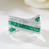 2024 Anelli di nozze fatti a mano Choucong Gioielli di lusso al 100% Pure 925 Sterling Sterling Round Cut Emerald Moissanite Diamond Party Women Cross Band Gift Ring