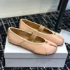 أعلى جودة Tabi Silk Mary Jane Shoes Ballet Slip on Respors Flat Dress Shoes مع حزام مصمم مصمم فاخر لأحذية Office Office ملونة