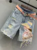 Jeans pour femmes en été coréen Hole de mode Ripped perle vintage Pantalon denim de longueur de genou imprimé Y2k 240425