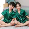 2pcs Bebek Bebek Erkek Kız Pijamalar İpek Saten Pantolon Kısa Kollu Katı Düğme Pijamaları Saten Set Nightgown Çocuk Sweetwear 240410