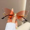2024 Nieuwe Designer Zonnebrillen vlindervormige diamant ingelegde frameloze zonnebrillen voor vrouwen modieuze en gepersonaliseerde overdreven zonnebril