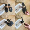 Marke Italienisch Mo Schino Sandal Flip Flops Designer Schuh Flachferse Slipper Tanga Frau Fashion Black White Sliders Pool Travel Slide Mule Sommer im Freien Schwimmen