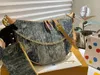 Medelålders denim på väska The Go Women's Printed Designer NF Shoppingväska denim Kuddpåse axelväska handväska lyxslinga underarmsäck stor kapacitet crossbody väska