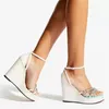 2024 Lyxvarumärken Summerklara Bing Sandaler Skor för kvinnor Comfort Wedges Latte Nappa Leather Crystals Two Toe Straps High Heels Dress Party Wedding High Heel Shoe Shoe