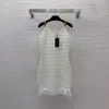 2024 Summer White / Black Paneled Sequins Sticked Dress Solid Color Spaghetti Strap V-halskedjor Mini Korta avslappnade klänningar B4A252326