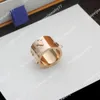 18k Gold Designer Ring Weit Liebesring Frauen Edelstahl Buchstabe Blume Luxusschmuck Original Stahlstempel Paar Geschenkgröße 6-9