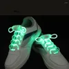 Skodelar 1Pair Färgglada LED -sport snören Lysande skosnören Glödsträngar Runt Flash Light Shoelace Batterier Skor Tillbehör