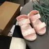 Nieuwe baby sandalen schattig roze ontwerp kinderschoenen kosten prijs maat 26-35 inclusief doos anti slip zool zomermeisjes slippers 24april