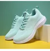 Gratis frakt män kvinnor löparskor låg fast mesh snörning andas andas svartrosa mint grå herr tränare sport sneakers gai