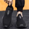 Homens Momen Slip em sapatos de caminhada tênis leves e fiosos de tecido casual de tecido casual