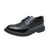 Chaussures habillées brogue sombre élégante talons masculins marque garçon sneakers pour hommes pour hommes sport sapato sport style luxe