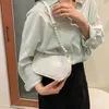 Kvällspåsar Solid Pearl Chain Shoulder Totes Underarm Topphandtag Väska Kvinnlig rese daglig koppling för kvinnor pu läder handväska