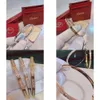 Kvalitet 2024 Tunn smal utgåva Rose Designer Women's Diamond Top V-Shaped Gold Sier Armband Open Wedding Jewelry Box Q4 Original Kvalitet