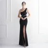 Robes de piste Yidingzs Slash cou longue robe noire femme une fête d'épaule maxi robe douce satin sexy