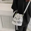 Luxe ontwerper Miozj Bucket Bag Dit jaar Populaire nieuwe 2024 Koreaanse versie brief minimalistische handtas dames internet beroemd crossbody