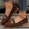 Chaussures décontractées Europe America 2024 S Fashion Leopard Imprimerie plate de la chaîne de métal pour femmes Logs de chaîne métallique Sneakers pour les femmes